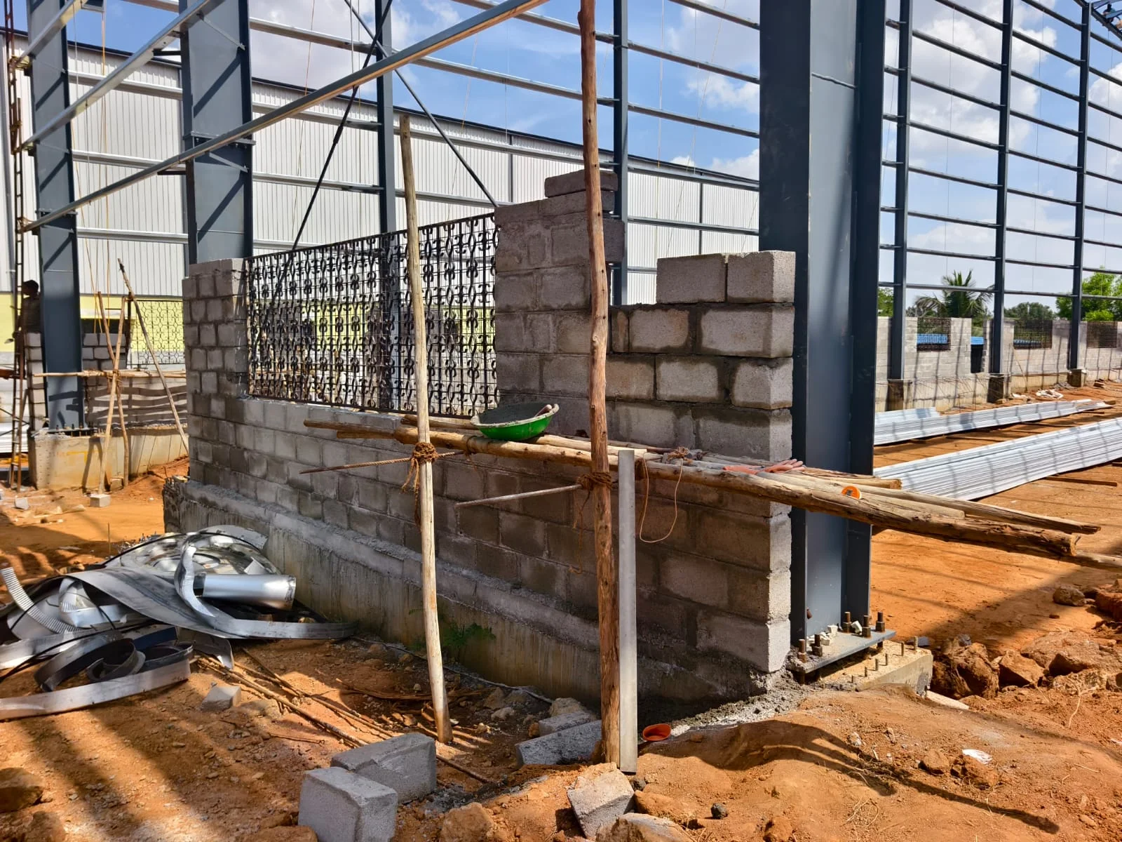 Block masonry and steel columns at the construction site